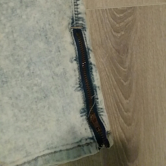 Acid wash jean with side ankle zip and knee detail - Picture 2 of 5